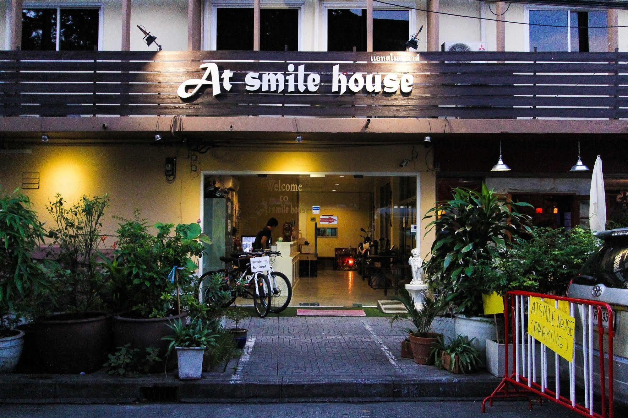 At Smile House Otel Bangkok Dış mekan fotoğraf